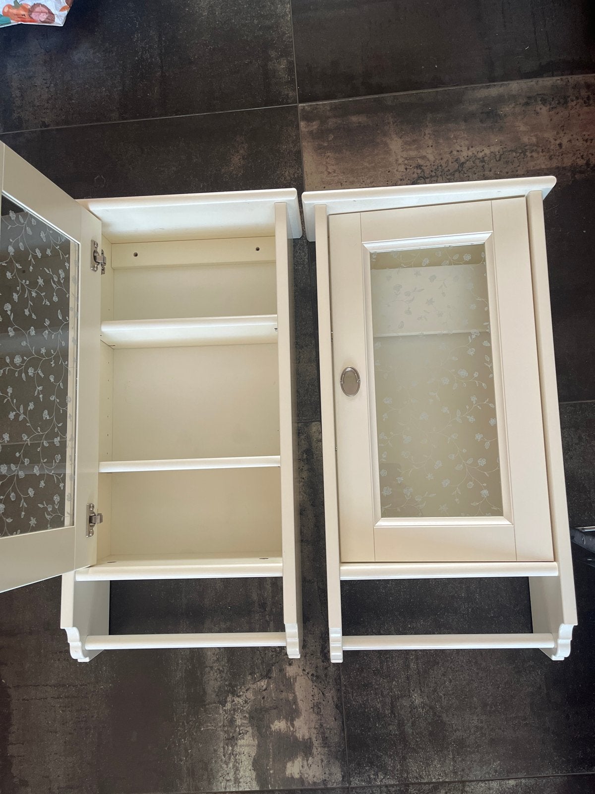 2 Witte Hangende Kastjes, Ophalen, Gebruikt