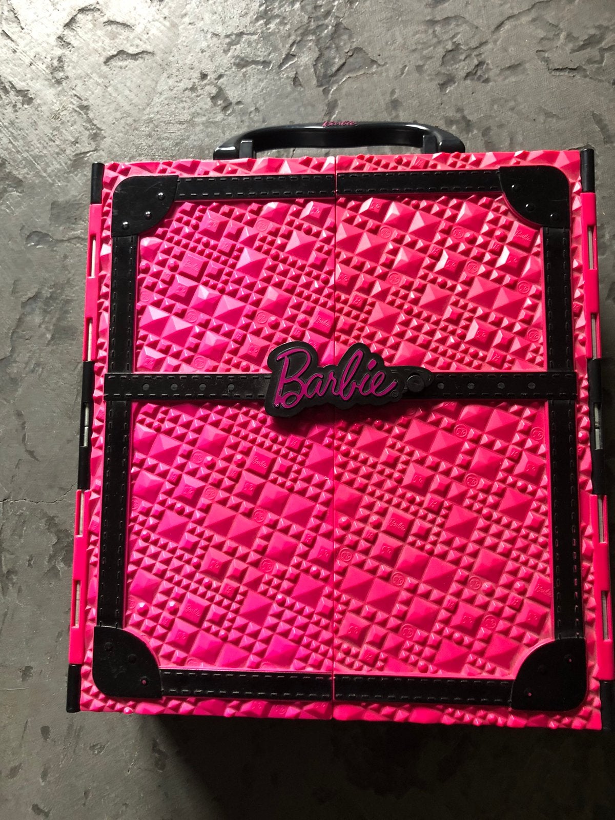 Barbie kleding  vintage kast koffer mattel 2011, Verzamelen, Poppen, Ophalen, Zo goed als nieuw, Accessoires