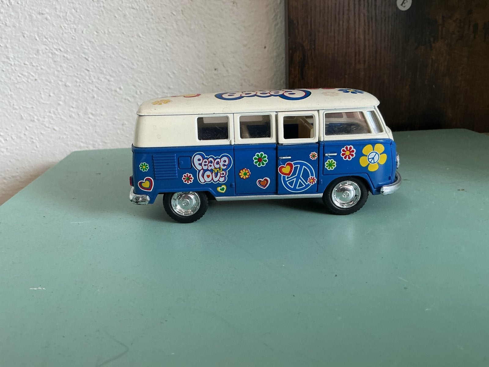 Volkswagen T1 Hippie Bus Modelauto - Peace & Love, Ophalen of Verzenden, Gebruikt