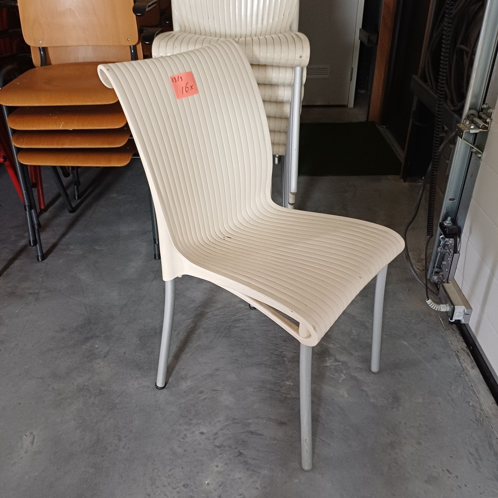 16 x kunststof stapelstoelen partij terras stoelen, Ophalen, Gebruikt, Kunststof, Vijf, Zes of meer stoelen
