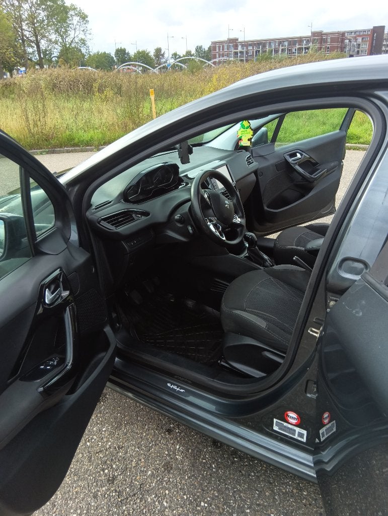 Foto 18 van Peugeot 208 1.2 VTi 82PK 5D (102g) 2012 Grijs