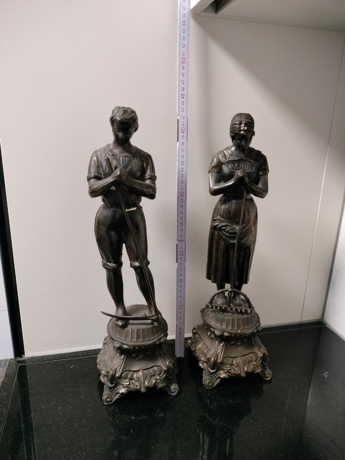 Antieke bronzenkleur beelden van boer en boerin, Gepatineerd, Ophalen of Verzenden, Brons, 20 - 50 cm