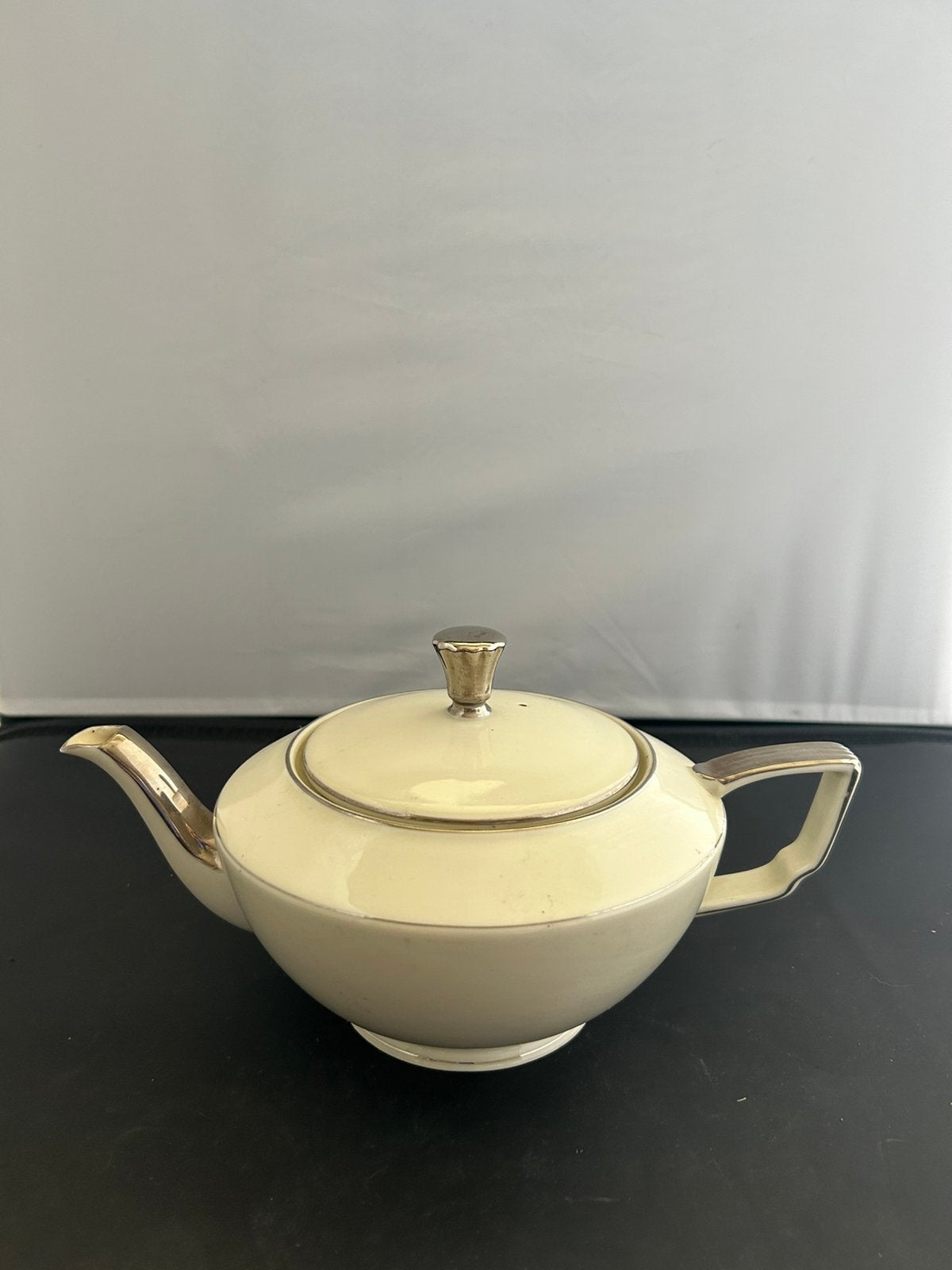 Vintage porseleinen theepot, botervloot en 6 ontbijtbordjes, Antiek en Kunst, Antiek | Servies compleet, Ophalen