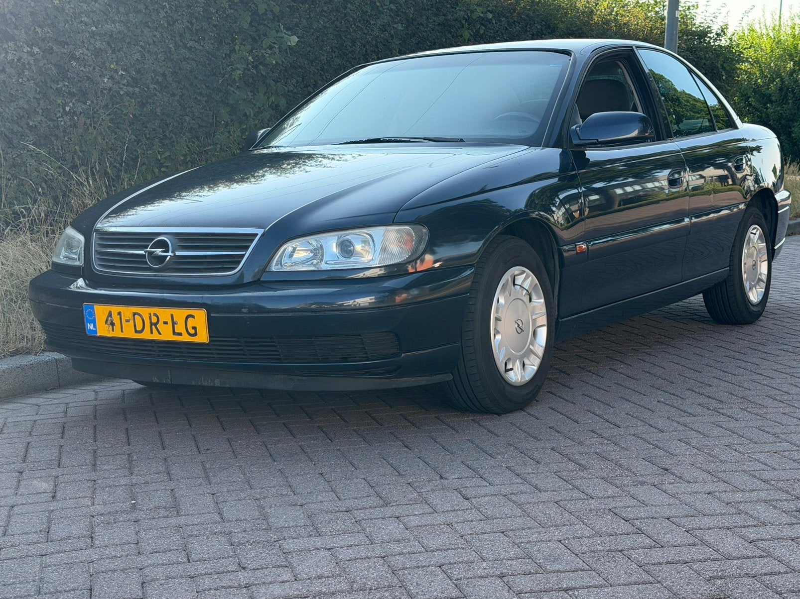 Opel Omega 2.2 I 1E EIGENAAR | NIEUWE APK | COMPLEET ONDRH., Auto's, Omega, Stof, Zwart, 4 cilinders