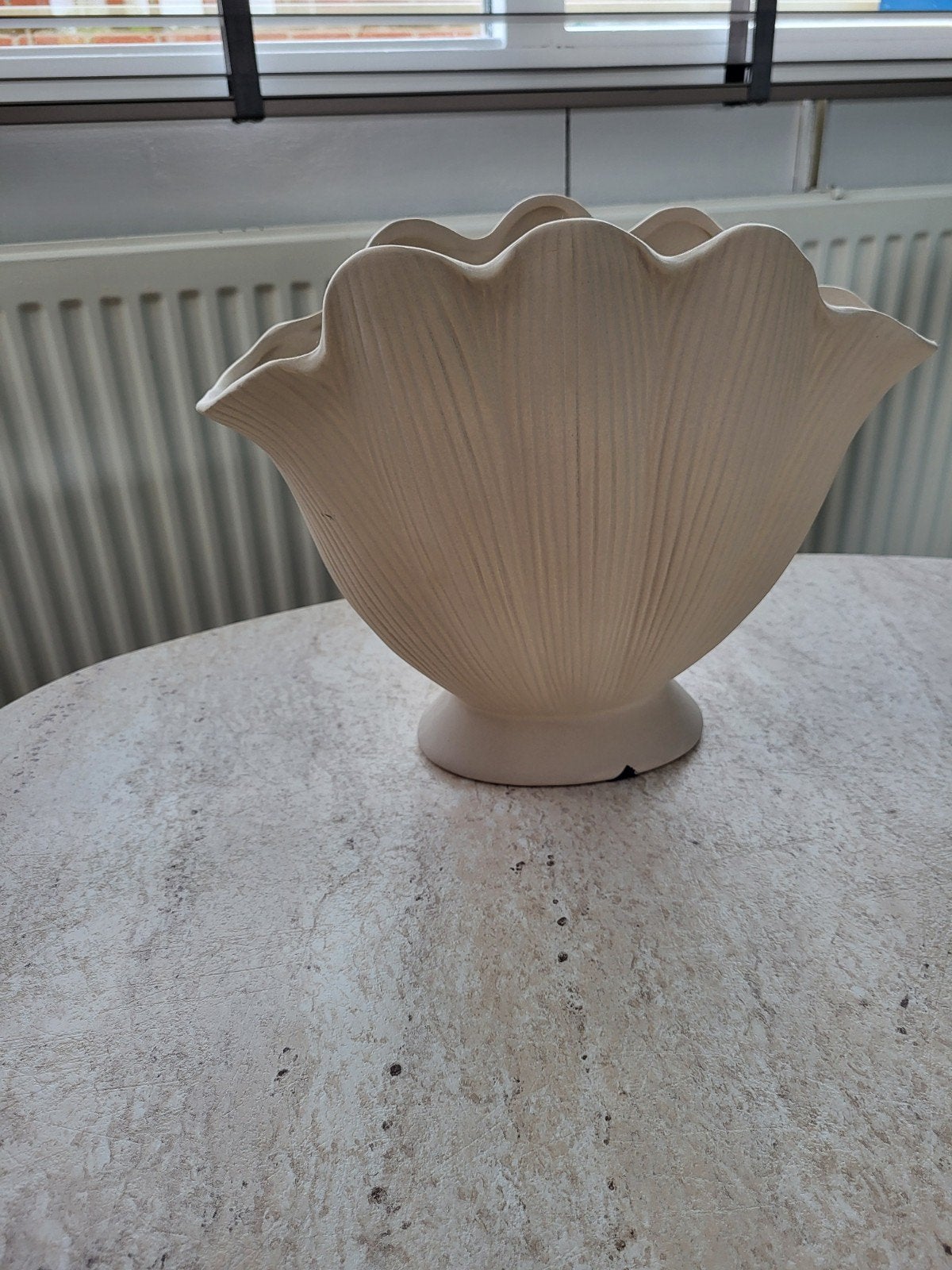 H&M Home Schelp Vaas - Crème/Wit, Huis en Inrichting, Woonaccessoires | Vazen, Wit, Aardewerk of Porselein, Ophalen of Verzenden