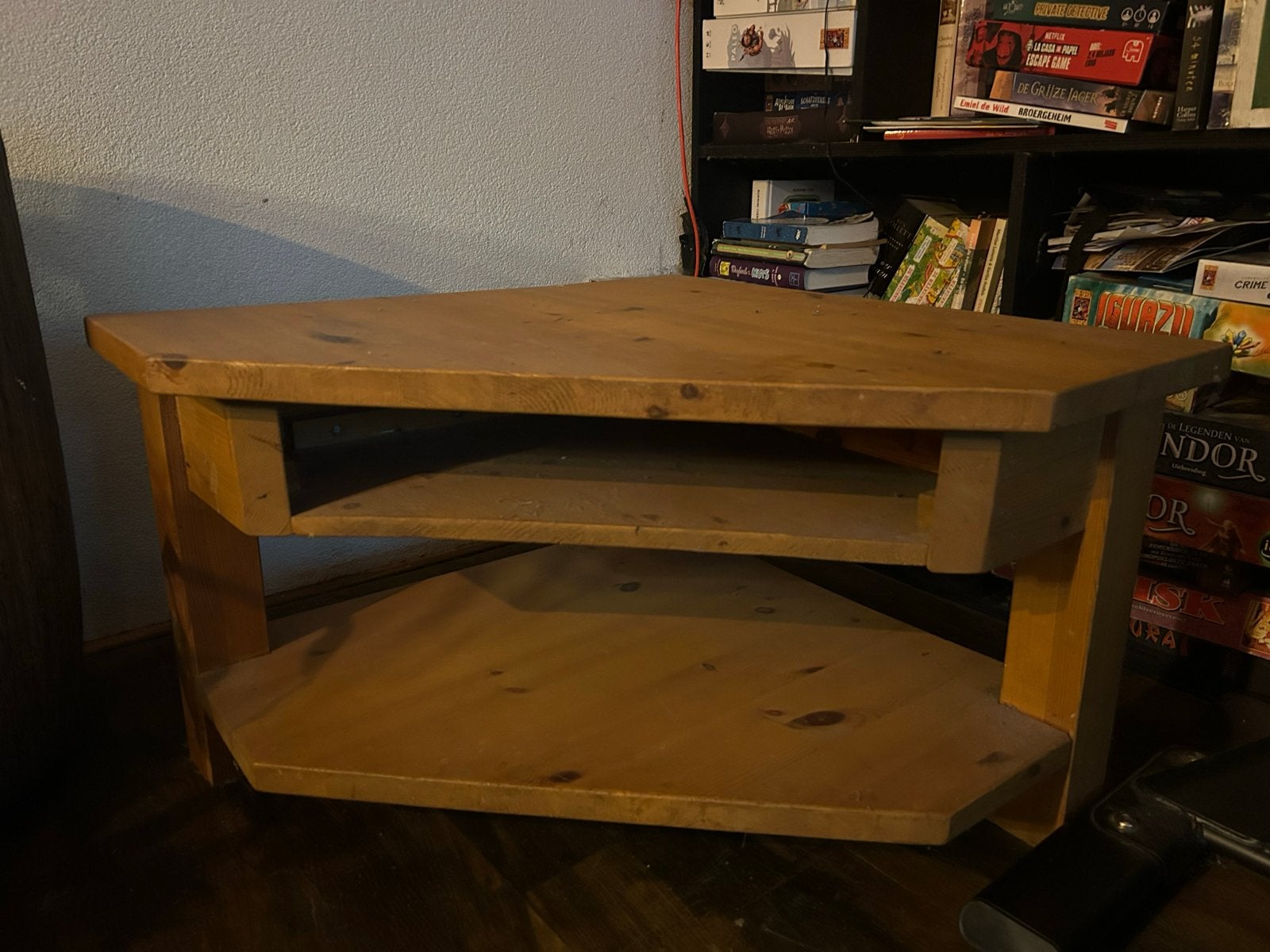 Houten hoekkastje / TV-meubel van grenenhout, Ophalen, Gebruikt, 50 tot 100 cm, Minder dan 100 cm