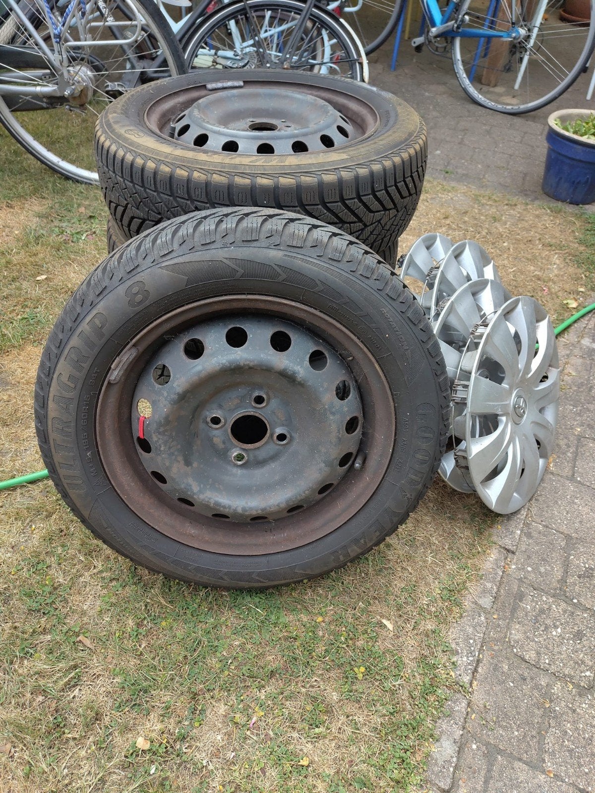 Vier winterbanden + velg Goodyear Yokohama 185/60R15, Ophalen, Zo goed als nieuw