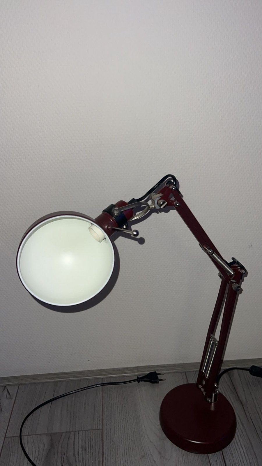 IKEA FORSÅ Bureaulamp bordeauxrood- b, Zo goed als nieuw, Huis en Inrichting, Lampen | Tafellampen, Ophalen, Bureaulamp, E14 (klein)
