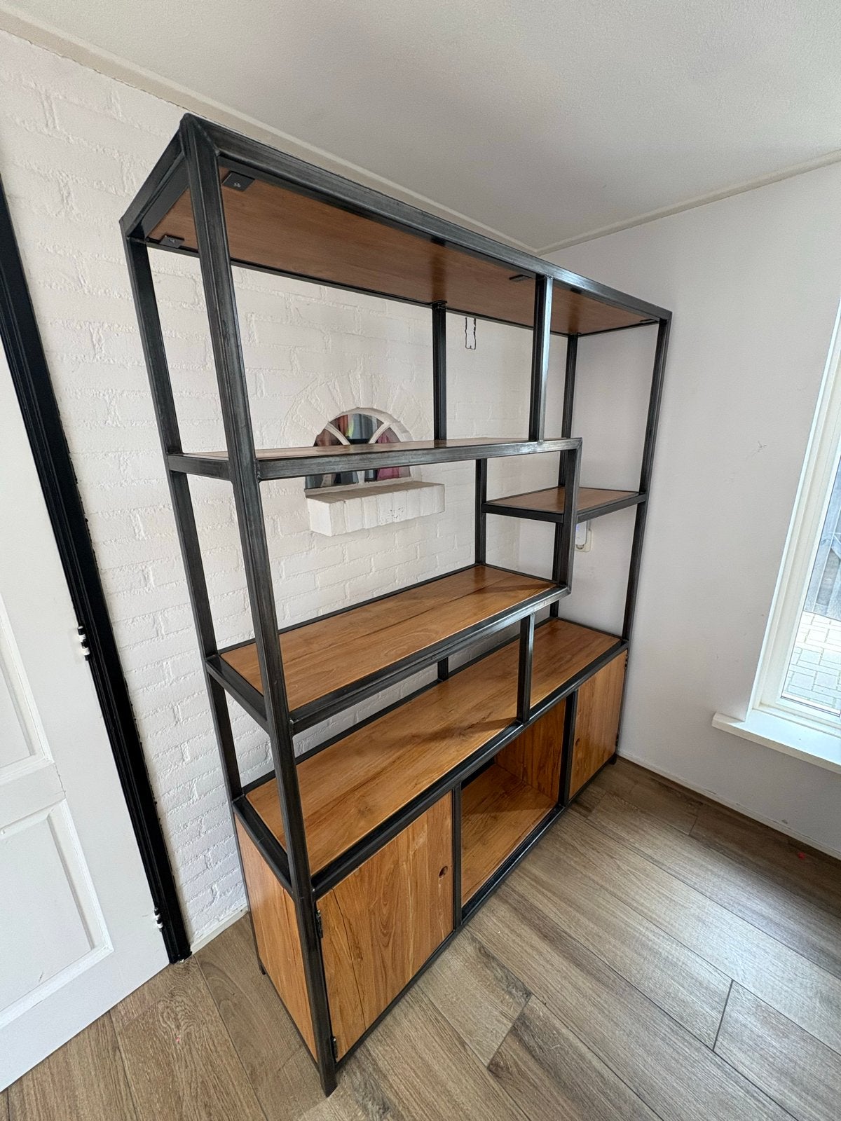 Stalen kast met houten planken en deuren, Huis en Inrichting, Kasten | Boekenkasten, Ophalen, 100 tot 150 cm, 200 cm of meer, Zo goed als nieuw