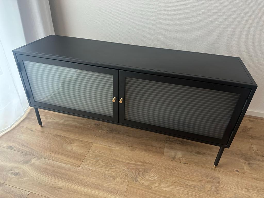 Zwart dressoir Loods5 met glazen deurtjes en gouden accenten, Ophalen, 100 tot 150 cm, Zo goed als nieuw, Metaal