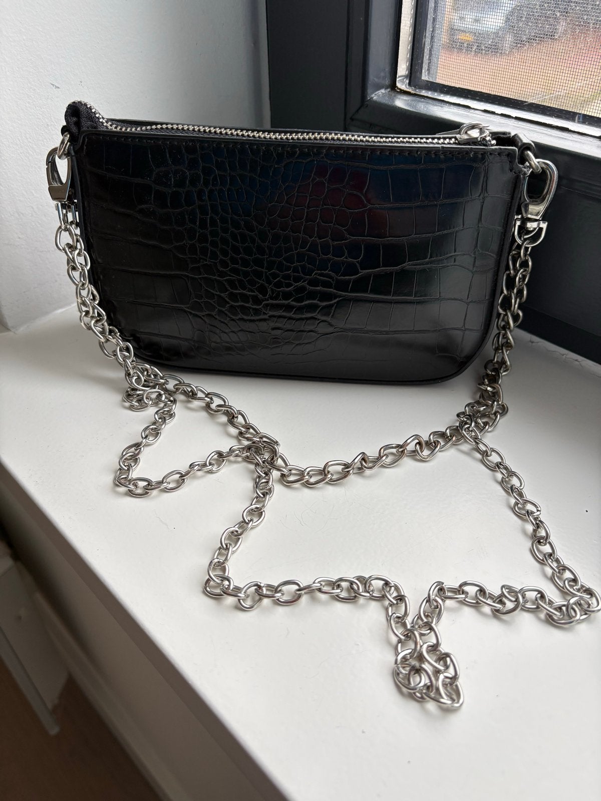 Bershka zwarte schoudertas met ketting, Sieraden, Tassen en Uiterlijk, Ophalen of Verzenden, Zo goed als nieuw, Zwart, Schoudertasje