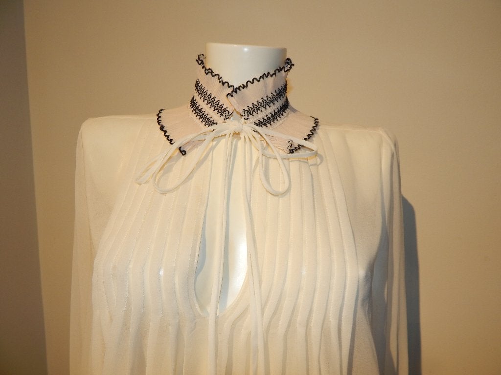 Sandro beeldige blouse voile opstaand kraagje met strikje 2, Kleding | Dames, Blouses en Tunieken, Maat 38/40 (M), Overige kleuren