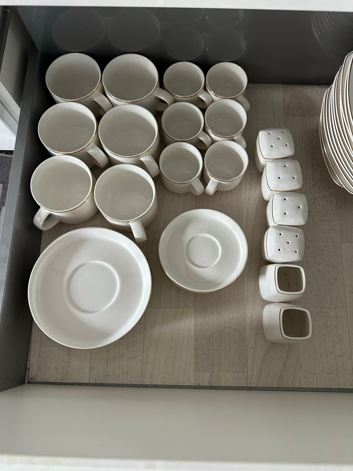 Uitgebreid wit servies met gouden rand, Gebruikt, Keramiek, Ophalen of Verzenden, Modern