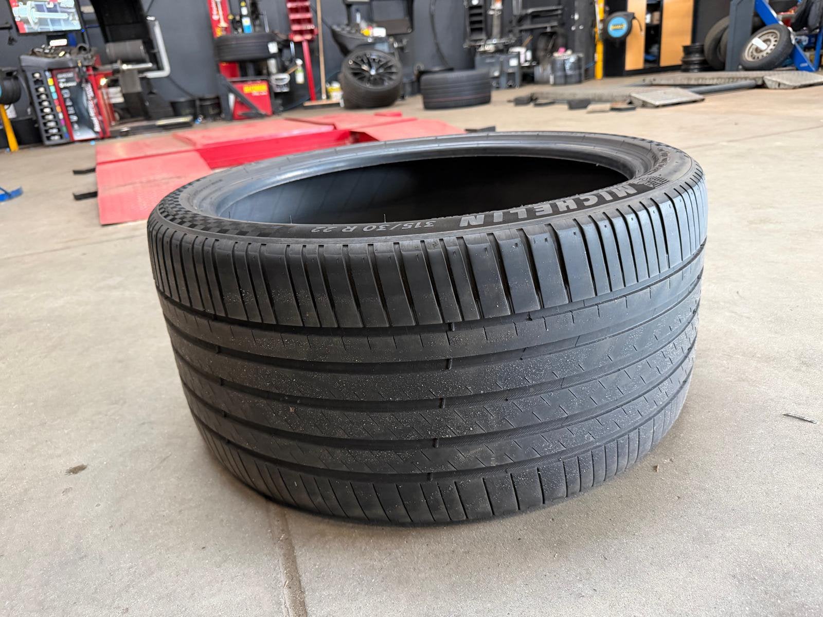 Michelin band 2024 maat 315/30 R22, Ophalen, Zo goed als nieuw