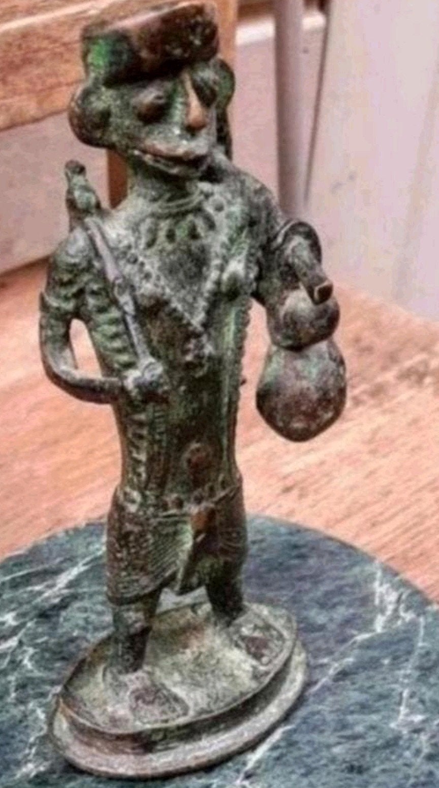 Vintage bronzen beeldje op marmeren sokkel, 17 cm hoog, Minder dan 20 cm, Gepatineerd, Ophalen of Verzenden, Brons