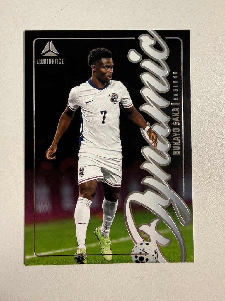 5 Bukayo Saka Dynamic Luminance England 2026, Ophalen of Verzenden, Nieuw, Buitenlandse clubs, Poster, Plaatje of Sticker