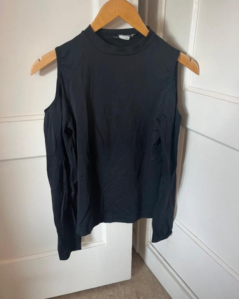 Zwart shirt met lange mouwen en open schouders maat S, Kleding | Dames, Leggings, Maillots en Panty's, Ophalen of Verzenden, Zo goed als nieuw