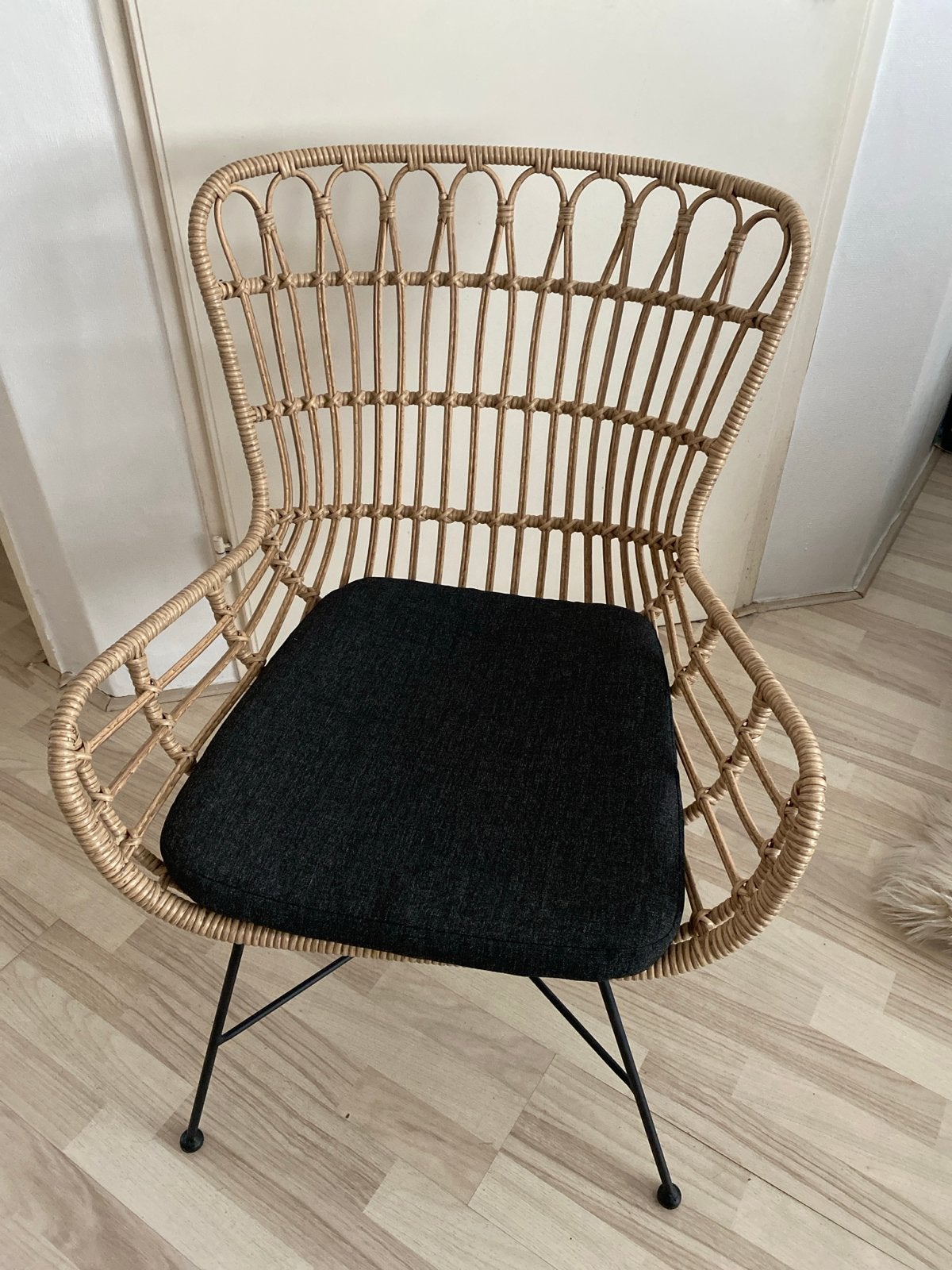 Rotan stoel met zwart kussen, Ophalen, Bruin, Riet of Rotan, Zo goed als nieuw