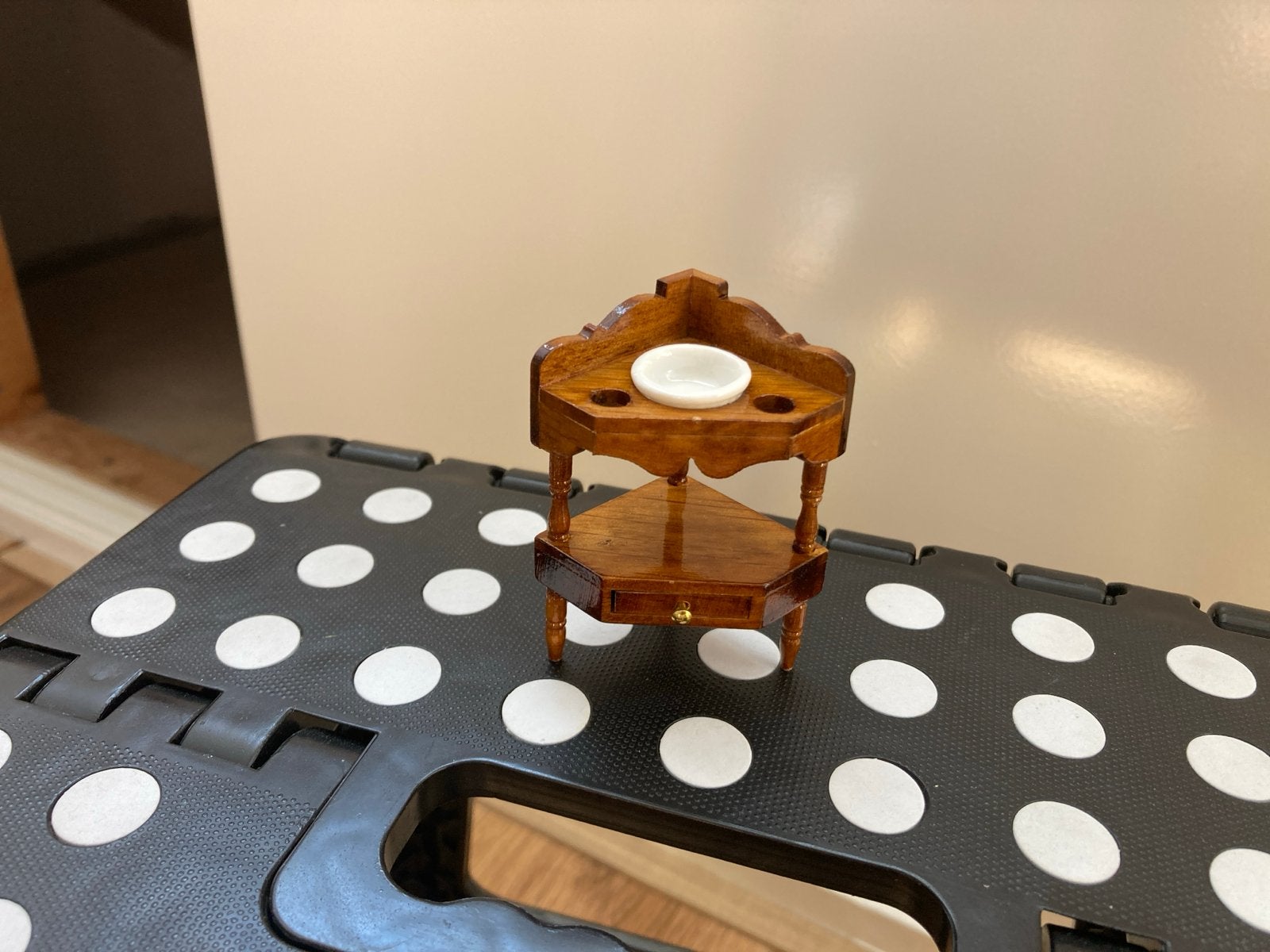 Hoekkastje met wastafel, Ophalen, Poppenhuis