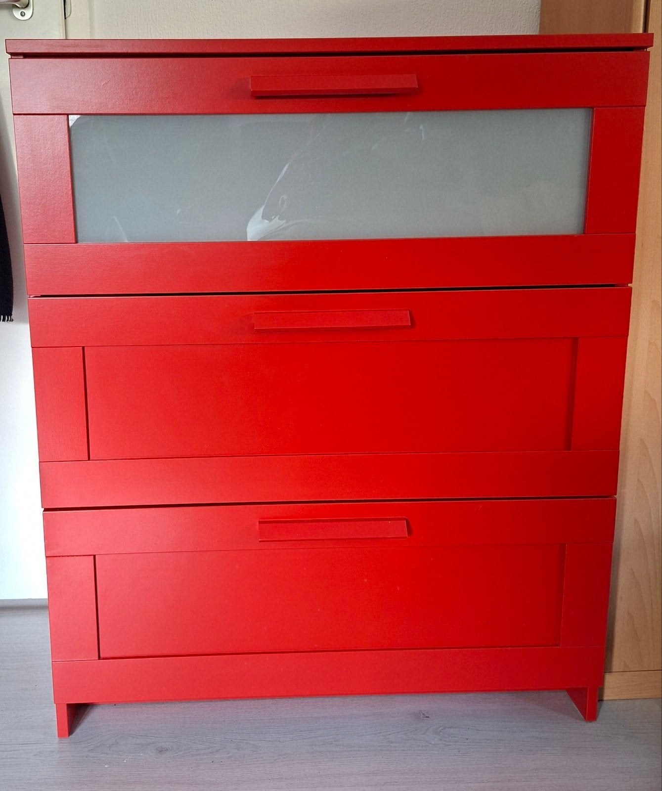 Rode IKEA Brimnes ladekast in zeer goede staat, Huis en Inrichting, Kasten | Ladekasten, Ophalen, 50 tot 100 cm, Zo goed als nieuw