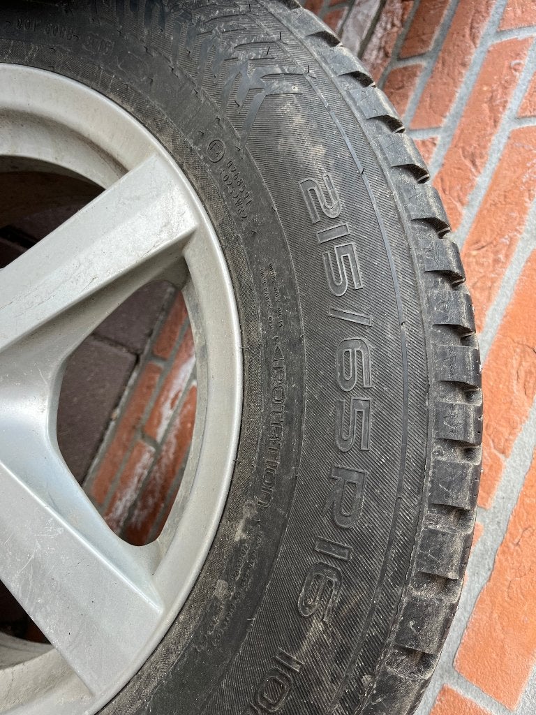Velgen 5x100 met Nokian spijkerbanden 215/65/16, Ophalen, 16 inch, Winterbanden, Band(en)