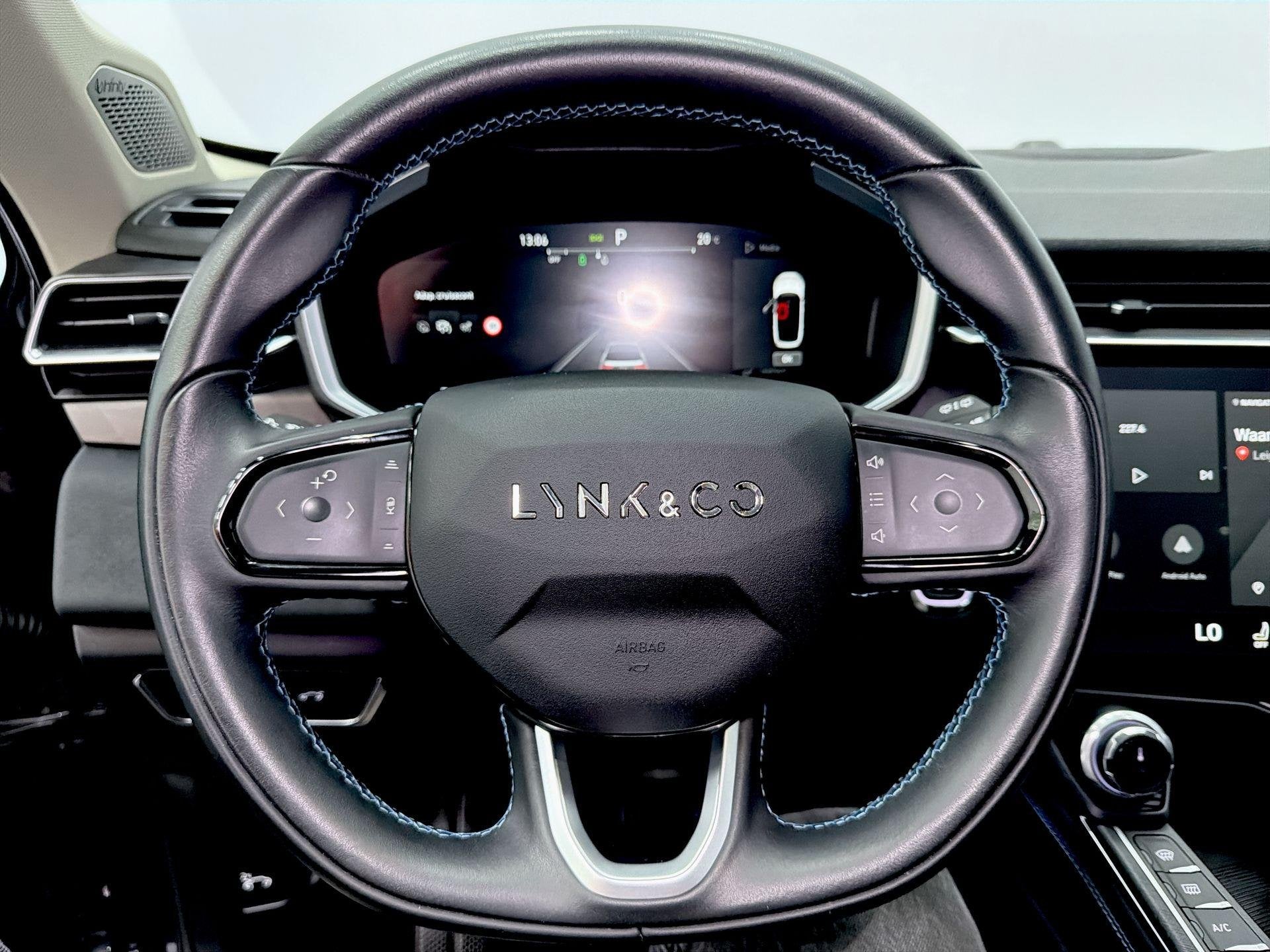 Lynk en Co 01 1.5 MY22 – Zwarte hybride bewezen betrouwbaa, Auto's, Stof, Met garantie (alle), Zwart, Plug-in hybride