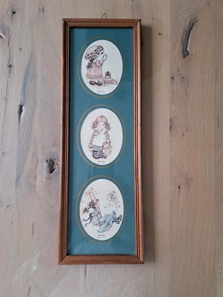 Vintage Sarah Kay lijstje. 44 bij 15 cm, donker hout, 1979, Ophalen of Verzenden, Minder dan 50 cm, Schilderij, Minder dan 50 cm