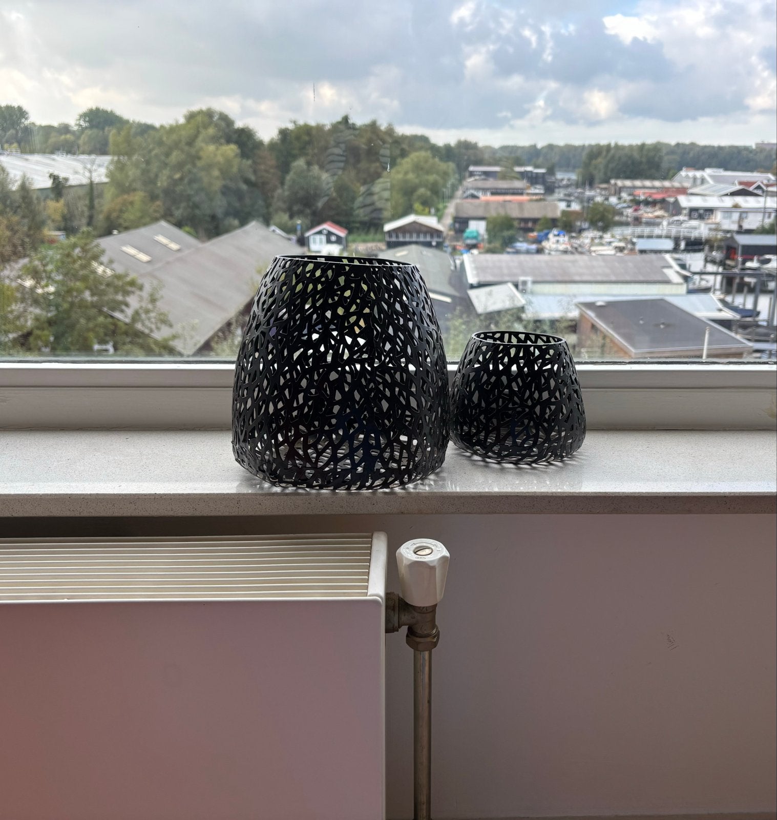 Set van 2 zwarte metalen windlichten met patroon. Decoratie, Ophalen of Verzenden, Zo goed als nieuw, Zwart, Metaal