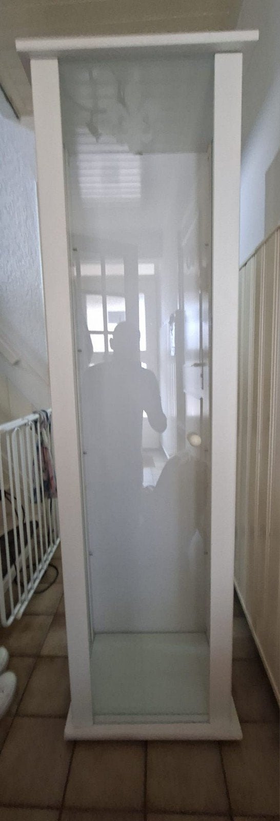 Glazen vitrinekast, wit,, Huis en Inrichting, Kasten | Vitrinekasten, Ophalen, Met plank(en), Gebruikt, Glas