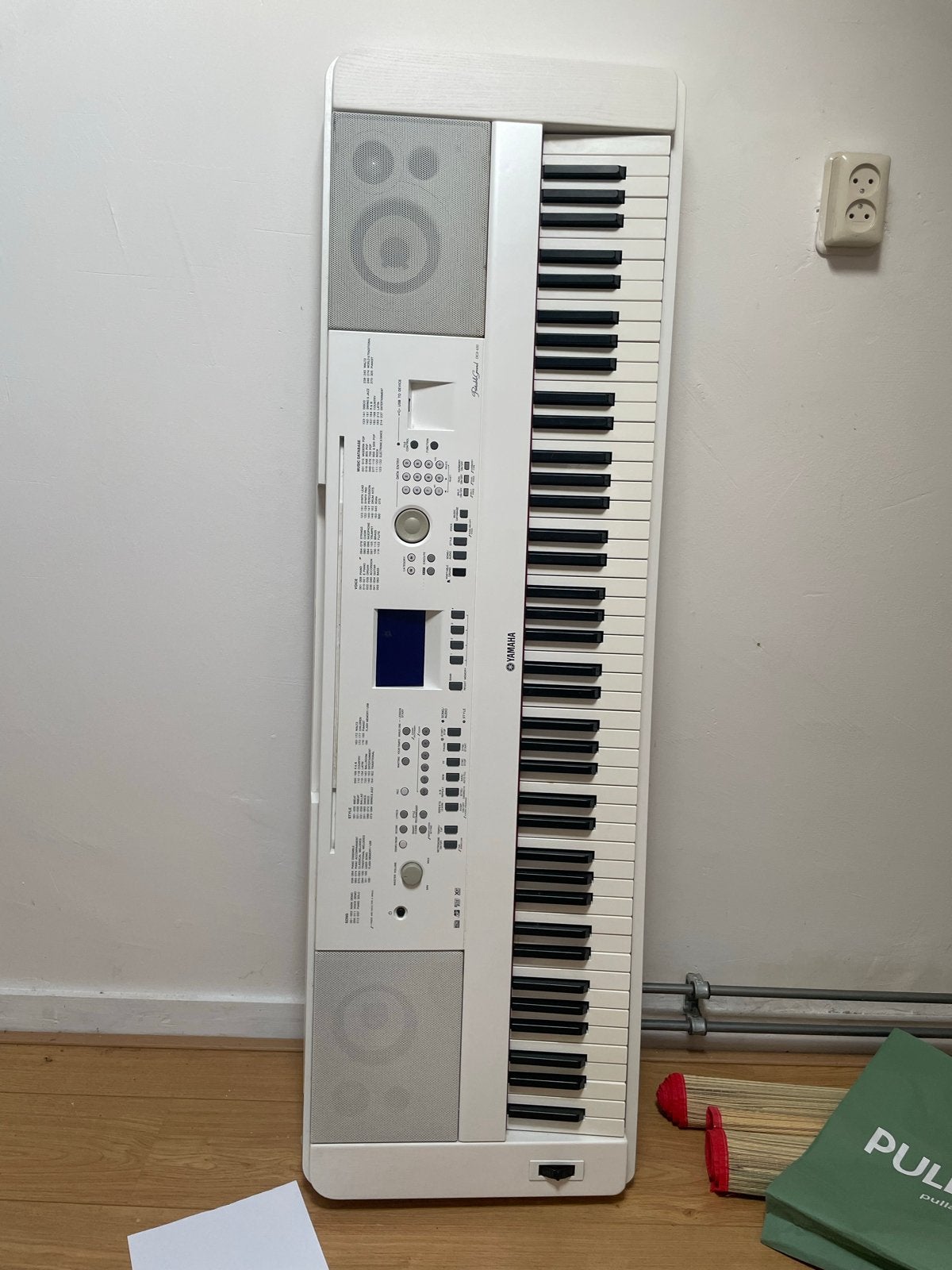 Yamaha Portable Grand DGX-650 met schermschade, Muziek en Instrumenten, Piano's, Ophalen, Gebruikt, Wit, Digitaal