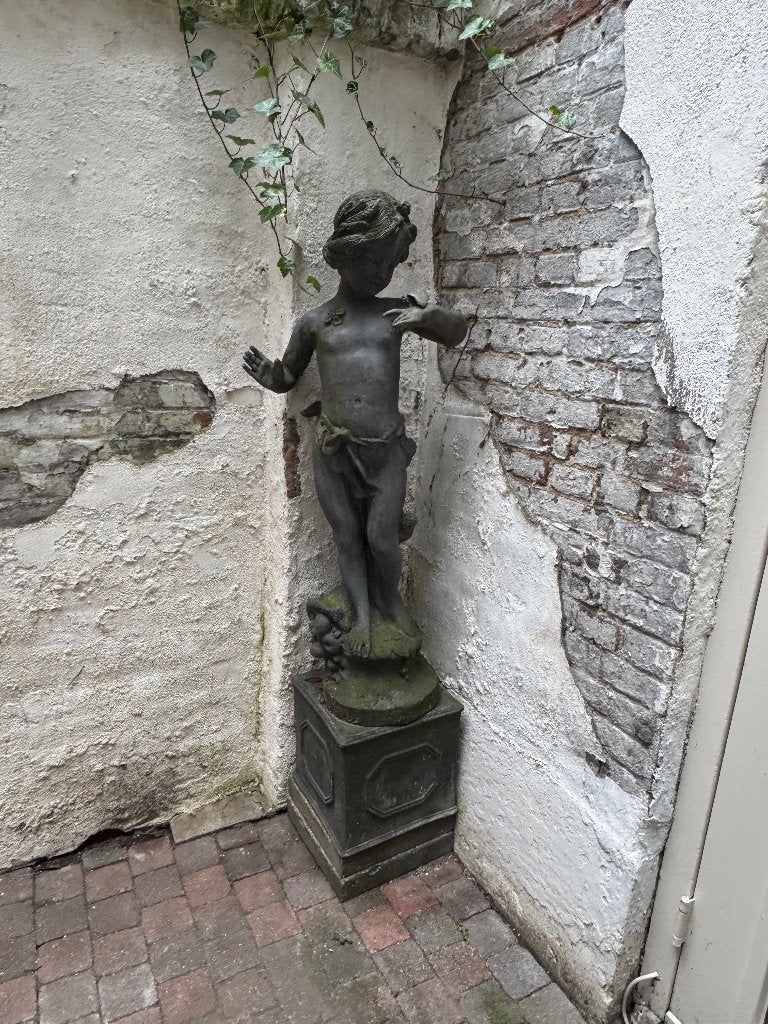 Charmant loden tuinbeeld: Summer with Butterfly (153cm hoog), Tuin en Terras, Ophalen, Zo goed als nieuw, Overige materialen, Engelenbeeld