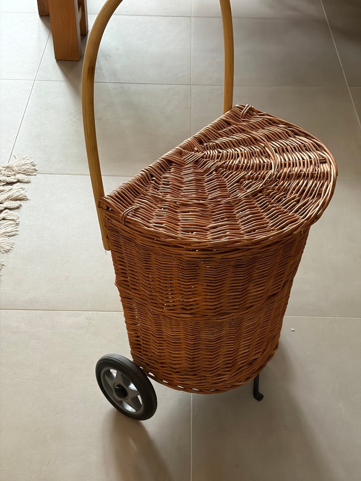 Vintage rieten boodschappenmand / trolley op wielen, Huis en Inrichting, Ophalen, Vintage, Zo goed als nieuw, Natuurlijk materiaal