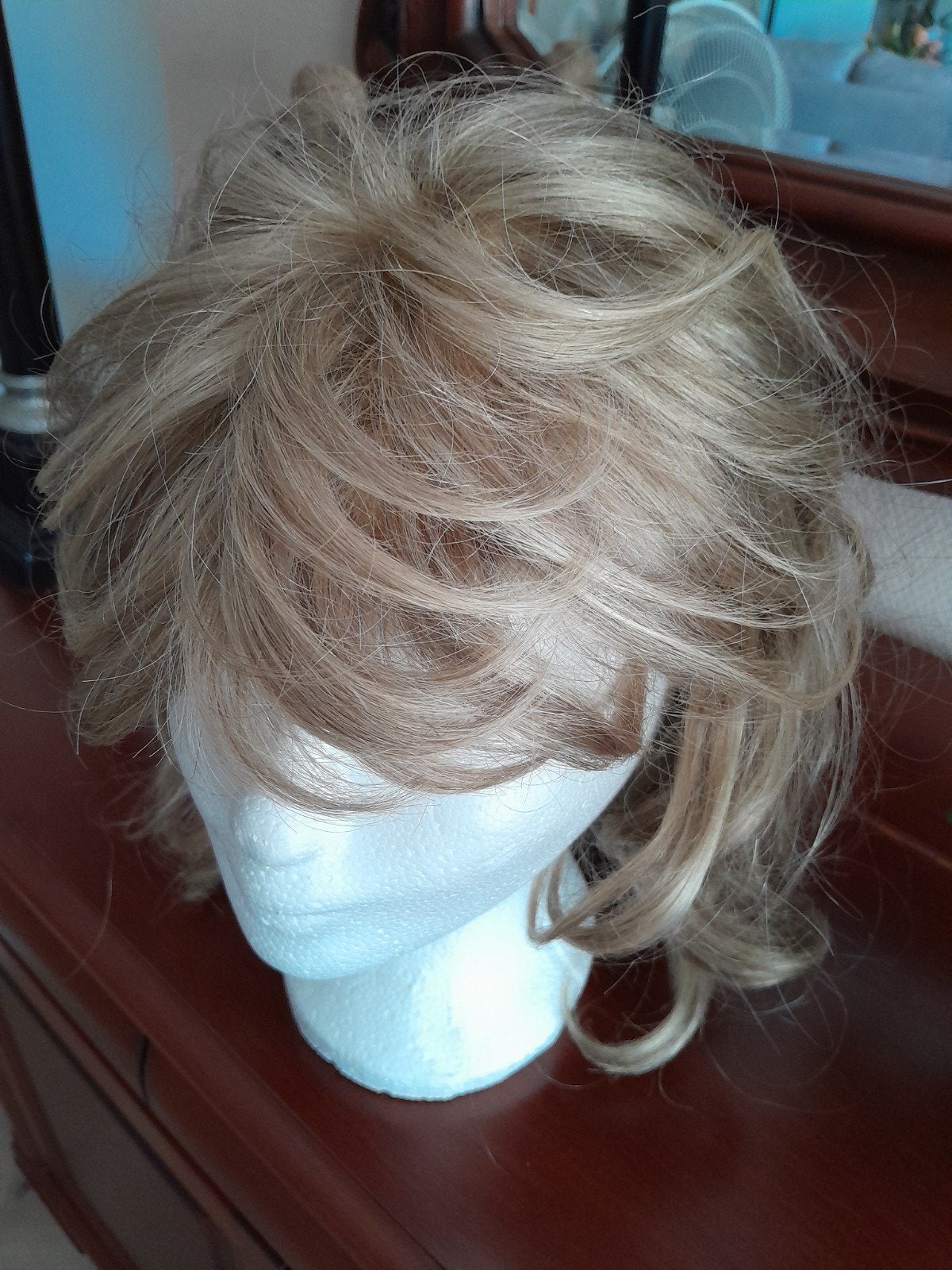 Mooie Donkerblonde Pruik - Exquisit, Sieraden, Tassen en Uiterlijk, Uiterlijk | Haarverzorging, Ophalen, Zo goed als nieuw, Pruik of Haarverlenging