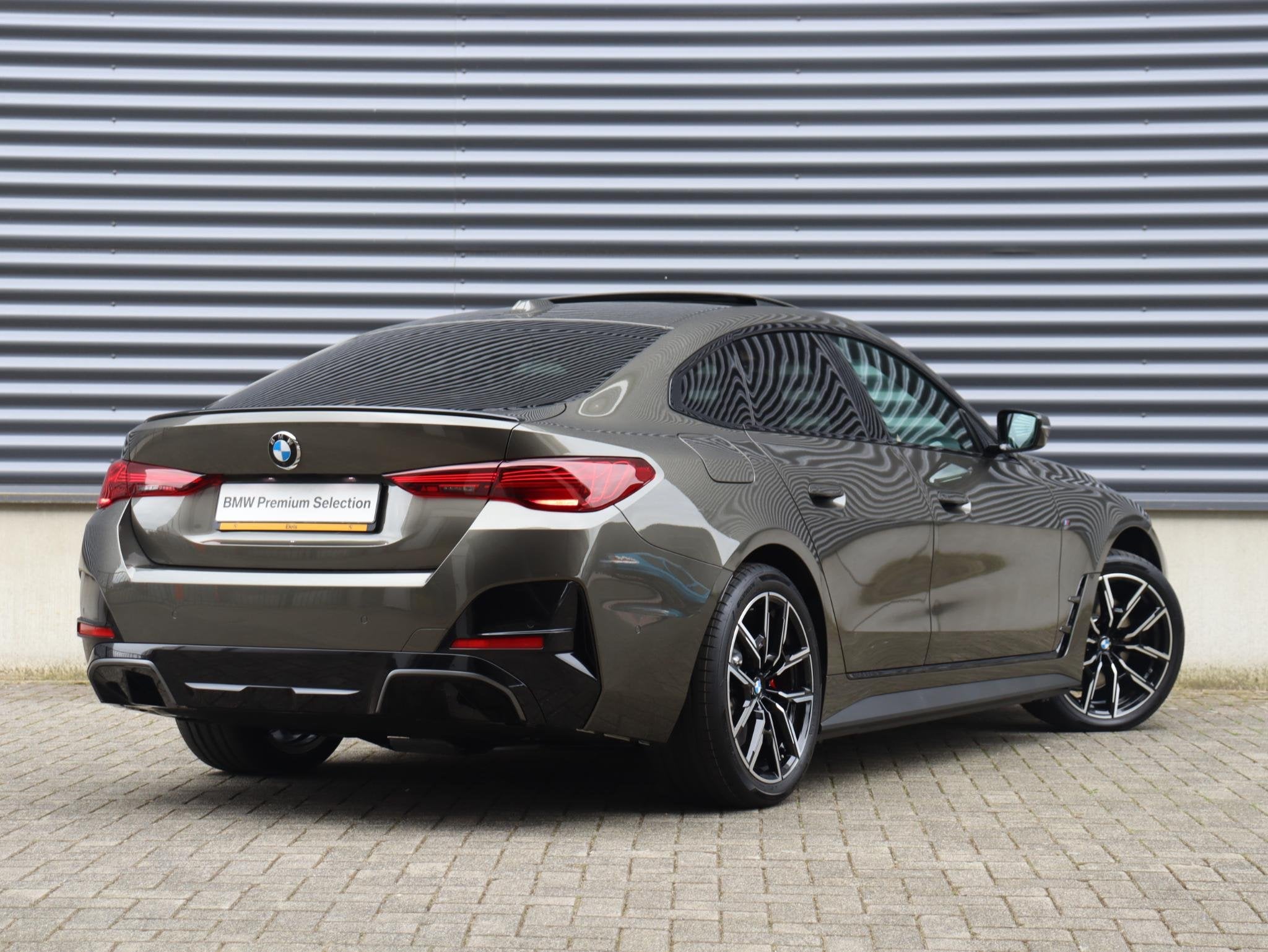 BMW i4 eDrive35 | M Sportpakket Pro | Panodak | Individual L, Stuurwielverwarming, Zwart, Met garantie (alle), 420 min