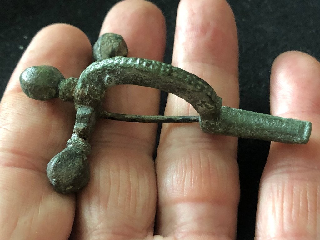 Bodemvondst ROMEINSE 3 Knoppen FIBULA mantelspeld 1800jr., Ophalen of Verzenden