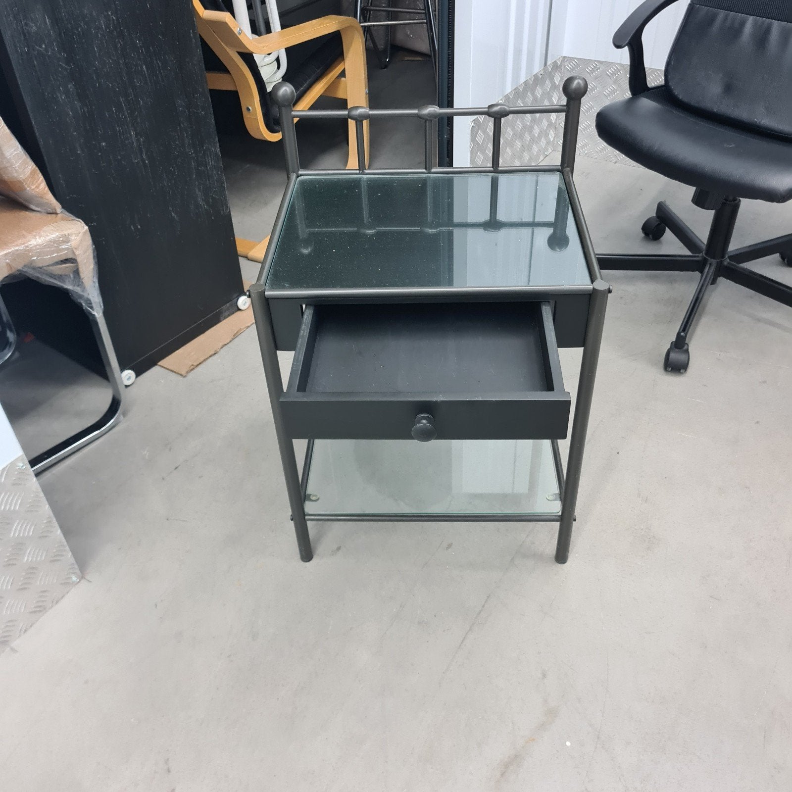 Mooi .etalen naxhtkastje met 2 glasplaten, Ophalen, Zo goed als nieuw, Metaal of Aluminium, Minder dan 45 cm