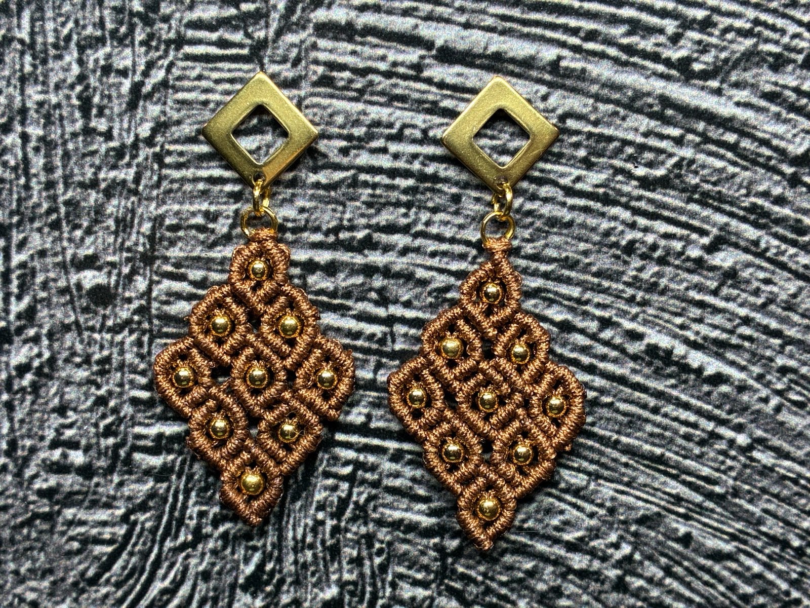 Handgemaakte Macramé Oorbellen met Gouden Kralen, Ophalen, Overige materialen, Hangers, Bruin