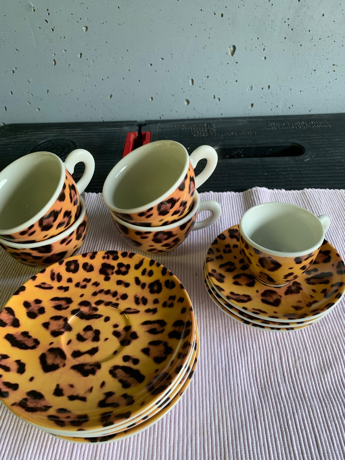 Leopard/tijger print kopjes en schotels -, Ophalen, Gebruikt, Keramiek, Modern