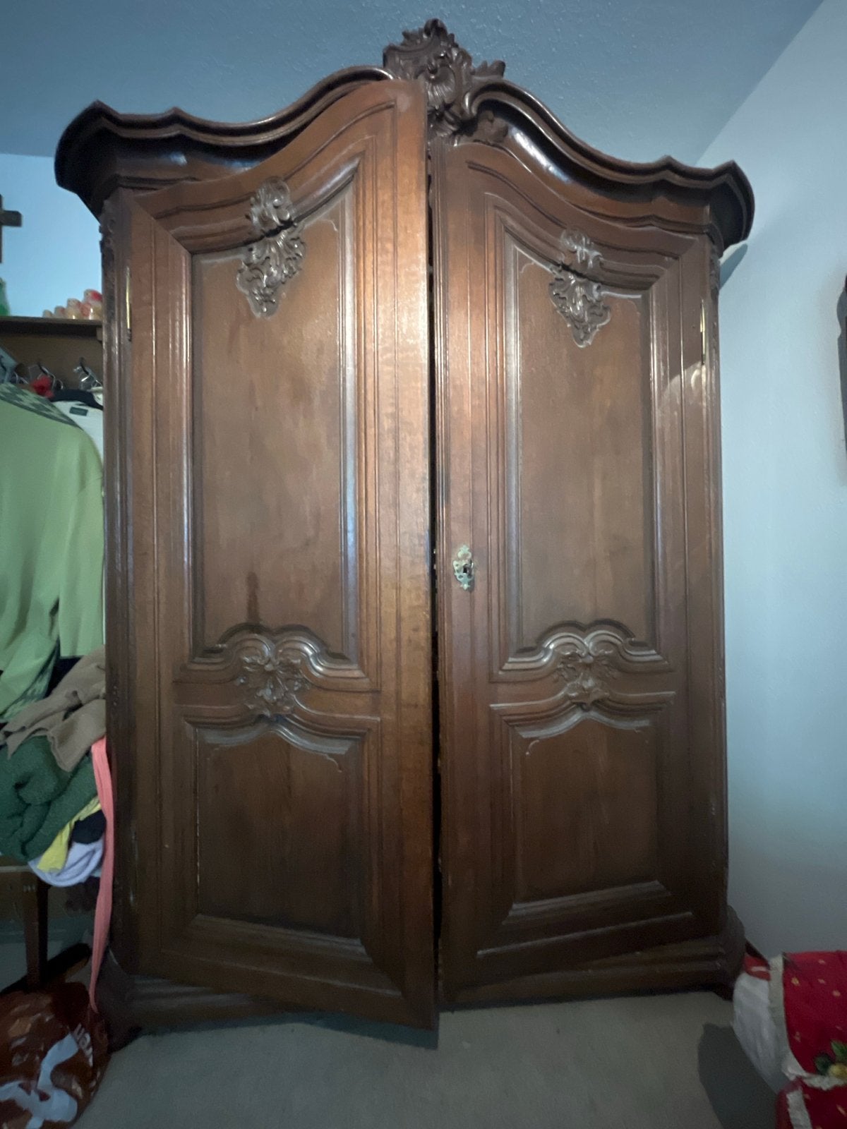 Antieke eiken kledingkast met sierlijk houtsnijwerk, Antiek en Kunst, Ophalen