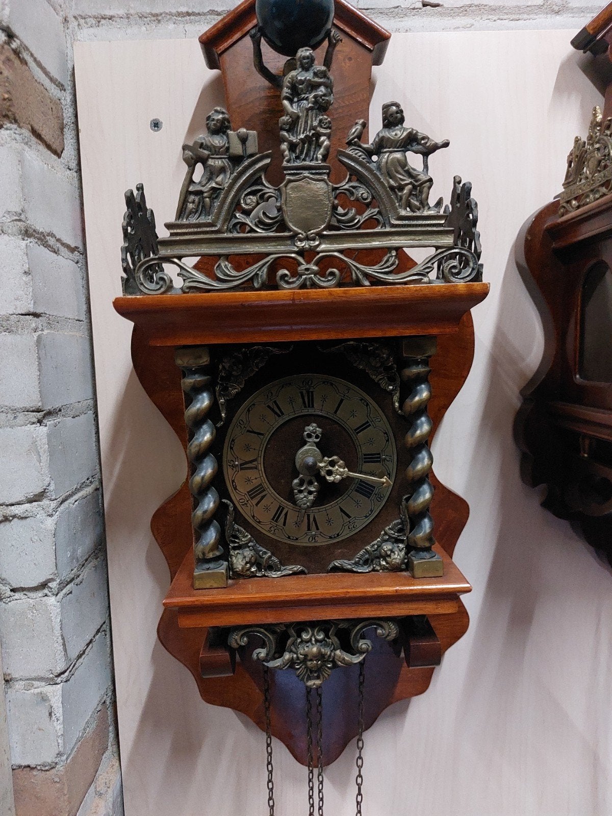 Antieke wandklok met bronzen ornamenten, Ophalen