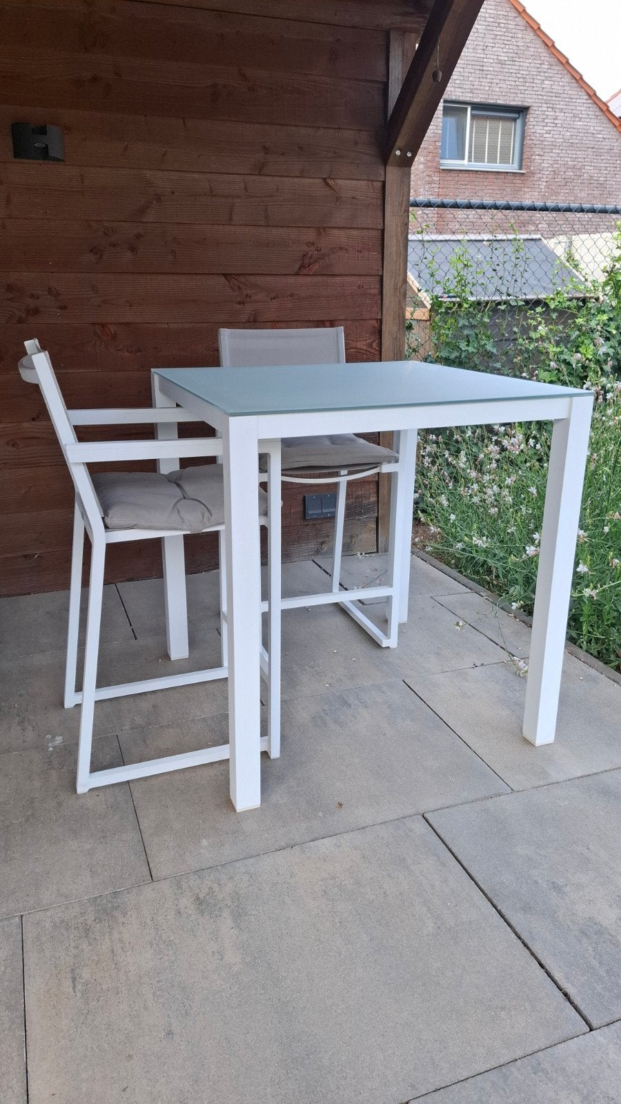 Moderne witte bartafel met 2 barkrukken - In goede staat, Ophalen, Aluminium
