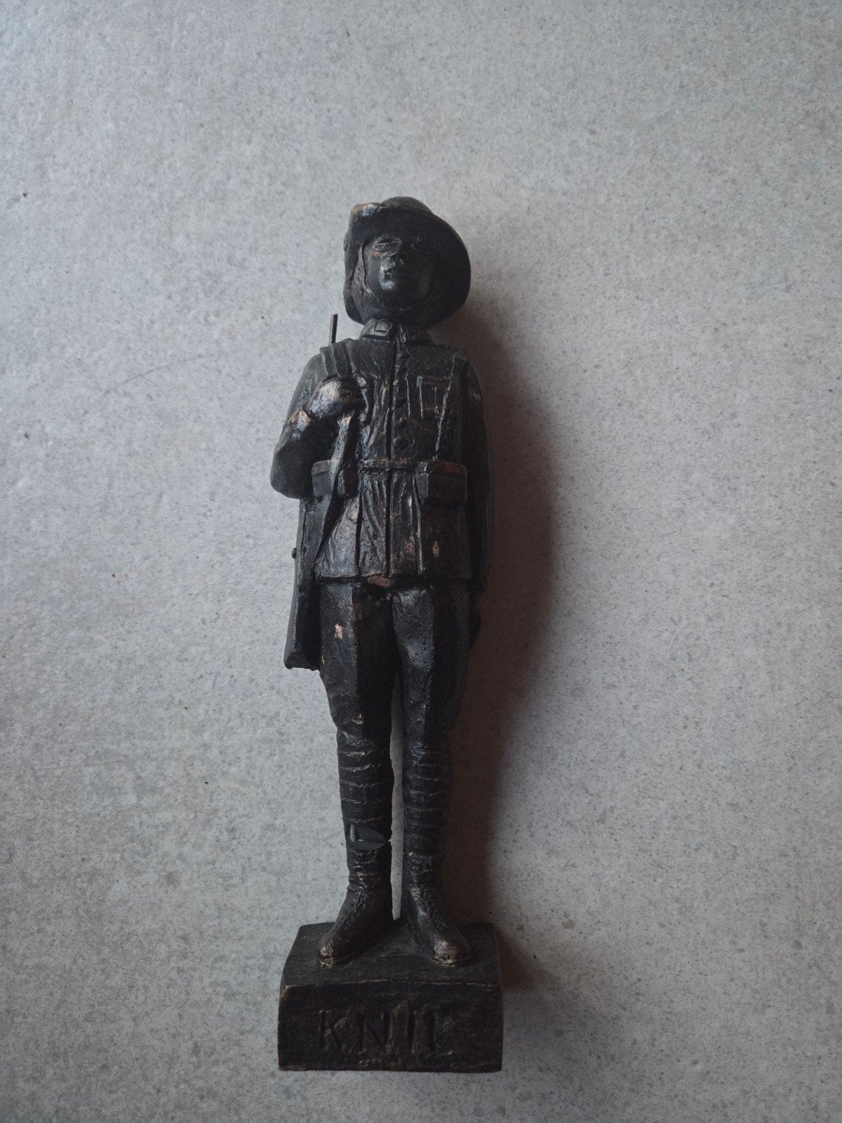 Vintage KNIL soldaat beeldje - verbronsd, Ophalen of Verzenden, Handgemaakt, 20 - 50 cm, Beeld