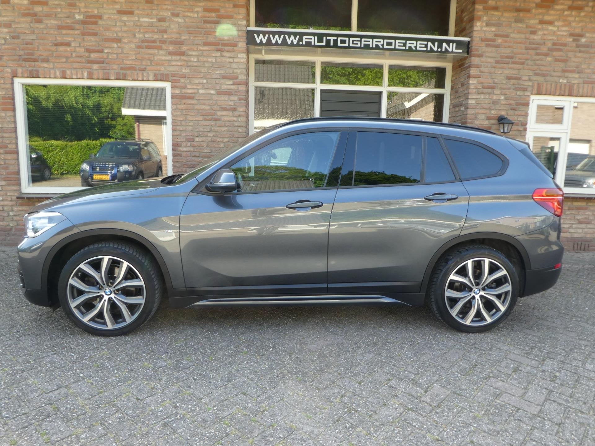 BMW X1 XDrive20i M Sport Automaat / Panoramdak / Head Up, Auto's, Stof, Gebruikt, 2000 kg, Bedrijf
