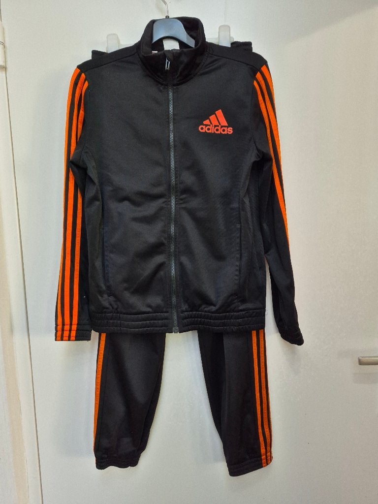 ADIDAS zwart + oranje trainingspak - broek + jasje maat 164, Adidas, Gebruikt, Jongen of Meisje, Sport- of Zwemkleding