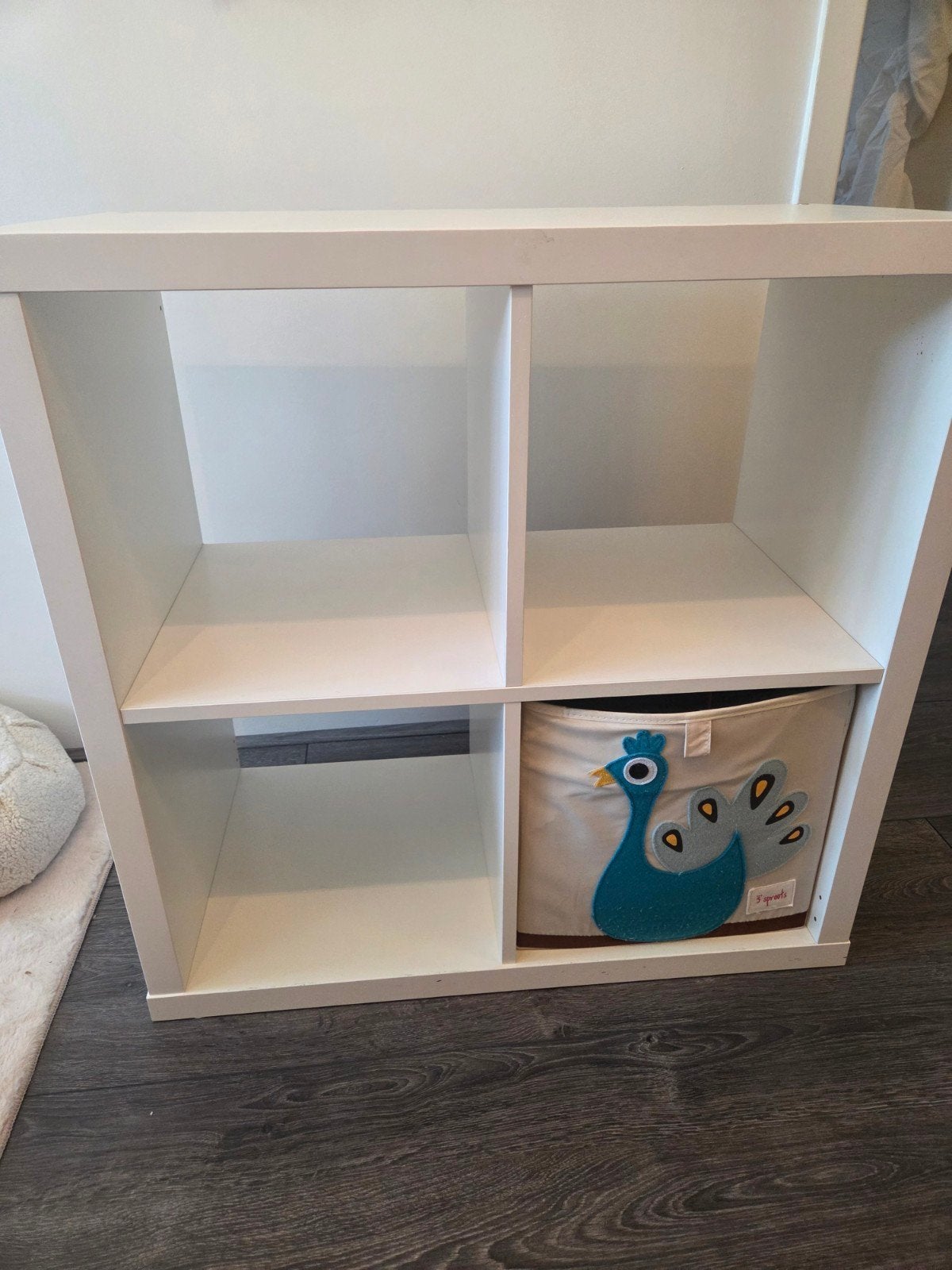 Witte Kallax kast (Ikea) met 4 vakken en dierenstickers, Ophalen, Gebruikt