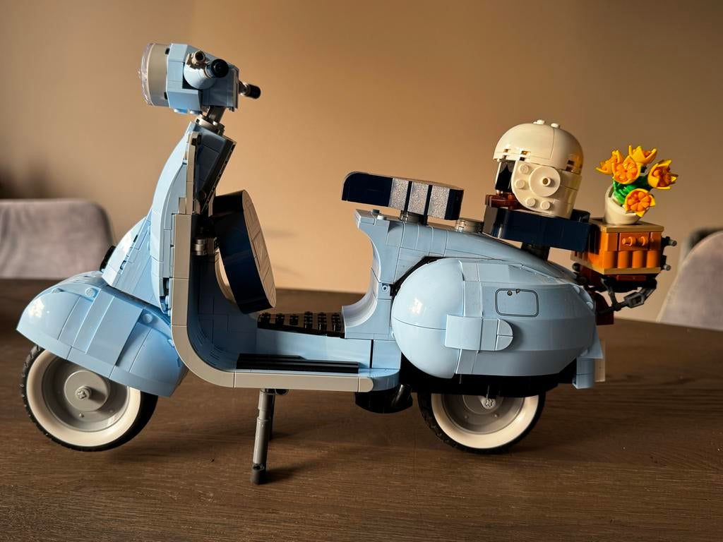 LEGO Vespa 10298 - Iconische Scooter Bouwset, Overige merken, Ophalen of Verzenden, Zo goed als nieuw, Groter dan 1:32