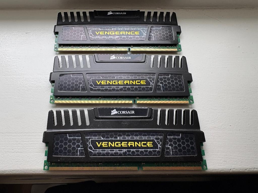 Corsair Vengeance DDR3 (3 stuks x 8 GB = 24 GB), Ophalen, 8 GB, DDR3, Zo goed als nieuw