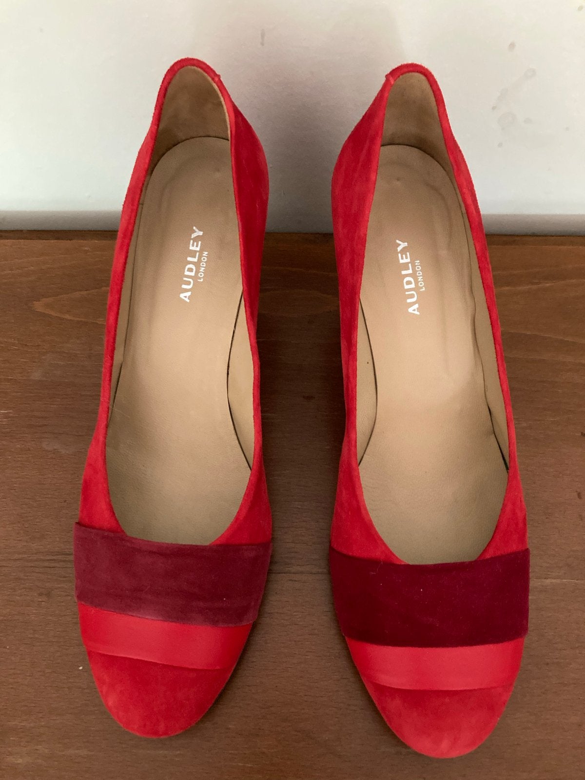 Audley London rode suède pumps - Maat 41, Kleding | Dames, Pumps, Verzenden, Zo goed als nieuw, Rood