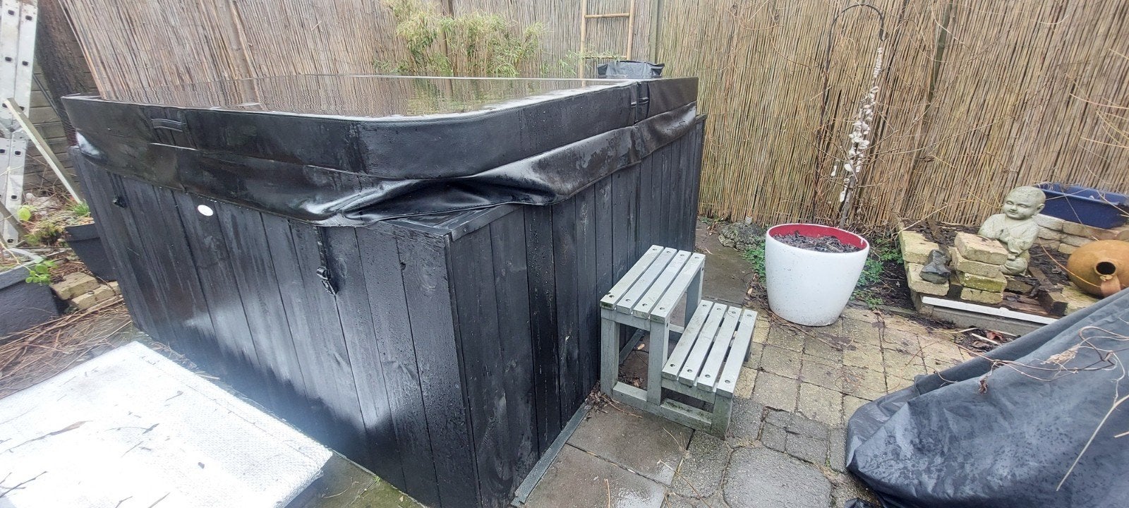 Mooie Paragon jacuzzi (4 pers.) met ombouw, Tuin en Terras, Bubbelbaden en Hottubs, Ophalen, Zo goed als nieuw, Trap, Vast