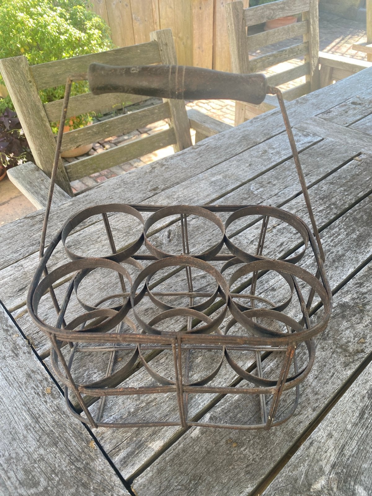 Vintage metal flessenrek/drager houten handvat, Antiek en Kunst, Curiosa en Brocante, Ophalen of Verzenden